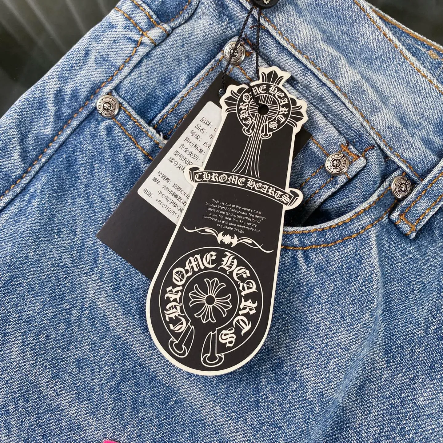 P220 chrome hearts pink cross patch leather jeans vi Top heavy industry fashionable design] Consistent high street luxury style creation. Speaking of this style, the Zangyin family and GU family are definitely the leading representative brands. Especially the Zangyin family has really achieved a state-of-the-art effect in creating high street style. The unique washed material is used to create this style. The color system is quite eye-catching. After it is decorated with patchwork cross flowers, it cleverly highlights the charm of the brand. Secondly, this style uses classic The classic high-waist cutting design highlights the long legs and fashionable temperament of the upper body. The brand is highly recognizable and the slim fit configuration is more suitable for daily wear. It is a product that interprets personality, fashion, and specifications at a glance. This single product is enough to make any fan excited. It can be a white T-shirt for youthful preppy style, or a tight suspender for lady style. It has strong matching ability and can be easily controlled by men.  [Materials and craftsmanship] Needless to say, this point goes without saying. As an excellent craftsman brand, Zangyin’s requirements for details and craftsmanship are really perfect. The washed color of this model has gone through so many processes, not to mention the embellishment of denim appliques. It is also purely hand-made and sewn. Just like what they believe in, only hand-made things have soul and have the meaning of wear. A top-notch heavy-duty fashionable denim item, I look forward to your perfect interpretation! !  Size:28-36
